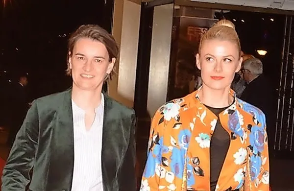 Srbska premierka Ana Brnabić in njena partnerka, zdravnica Milica 
Đurđić, pričakujeta naraščaj.