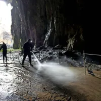 Včeraj so izhod iz jam oziroma  Šmidovo dvorano že spirali s tlačno 
črpalko. 
