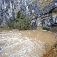 Pogled s Tomazinejevega mosta proti Šmidovi dvorani, izhodu iz 
jam. 