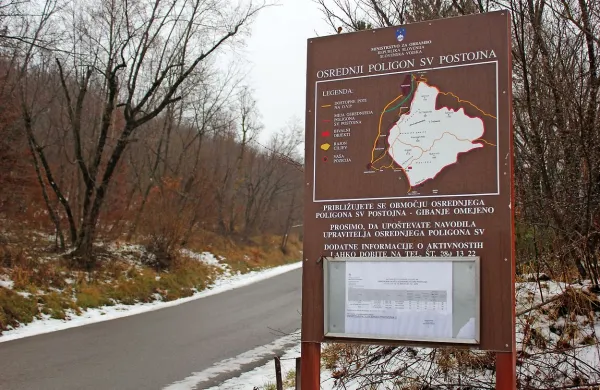 Postojnski občinski svet zahteva, da se osrednje vadišče nemudoma ukine, a nekateri svetniki so vendarle izrazili dvom, da se 
bo to zgodilo čez noč. 