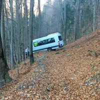 Z vozišča je zapeljal minibus, v katerem   je bilo poleg voznika  še  
devet    otrok. 