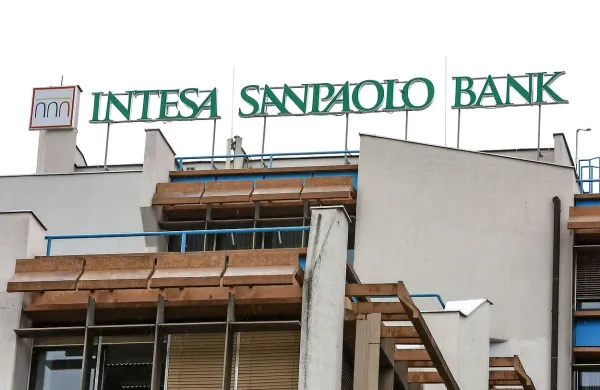 Aprila bo banka Intesa Sanpaolo odprla poslovno središče v 
Ljubljani, sedež banke pa ostaja v Kopru. 