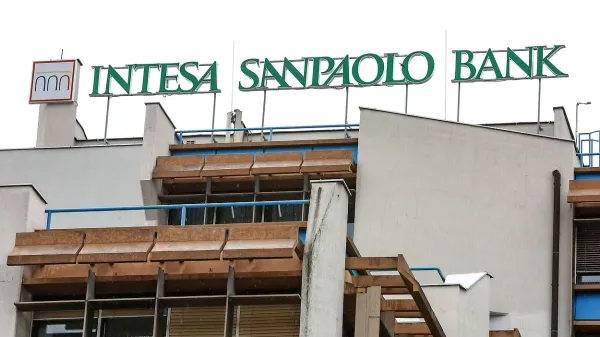 Aprila bo banka Intesa Sanpaolo odprla poslovno središče v 
Ljubljani, sedež banke pa ostaja v Kopru. 