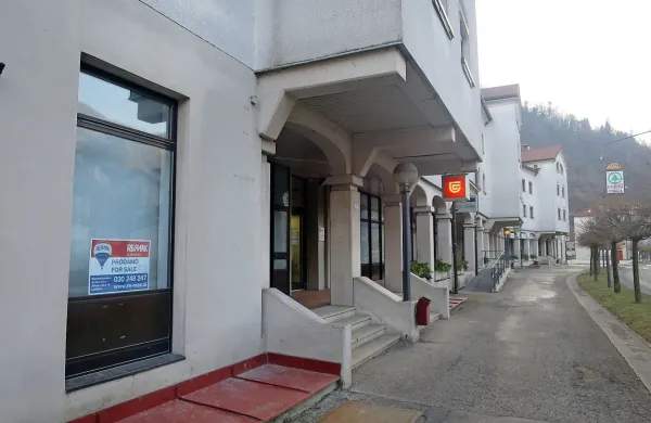 Medtem ko Pošta Slovenije zaprto poslovalnico v Spodnji Idriji že 
tretje leto prodaja, sta v soseščini odprli vrata dve zavarovalnici, 
ena pa se je razširila v bivše bančne prostore.  
