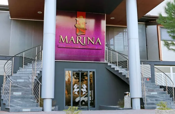 Savna klub Marina na Ajševici je že dva tedna zaprt, zaradi česar je  
pod vprašajem tudi status tamkajšnjih zaposlenih.