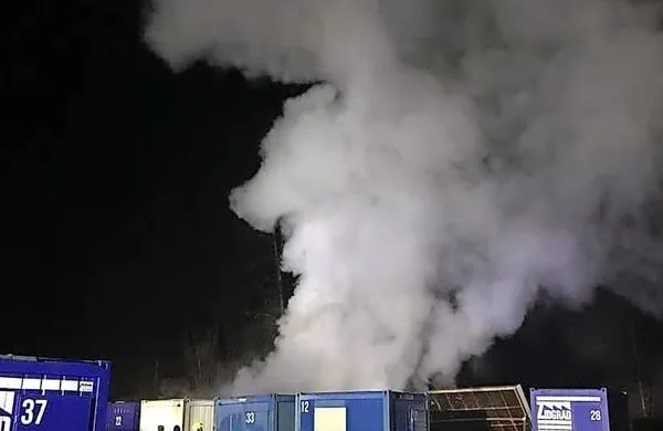 Vlomilec je pred požarom iz zabojnikov odnesel orodje, vredno 
15.000 evrov.