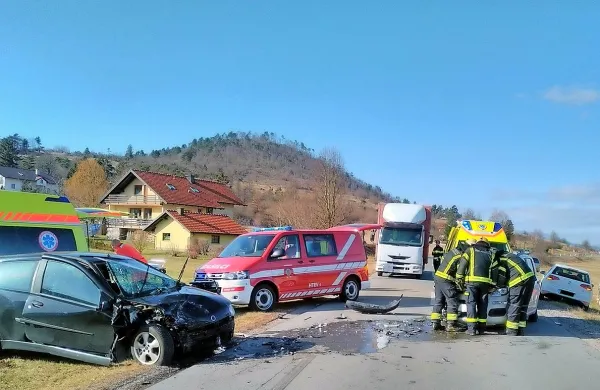 V torek, kmalu po 13. uri, je močno počilo v Parjah,  na cesti med Ilirsko Bistrico in Pivko. 