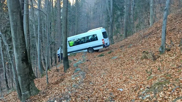 Voznik je z minibusom, s katerim  je otroke peljal v šolo,  s cestišča 
zapeljal levo v globel. Vozilo je  po 30 metrih  obstalo med 
drevesi.