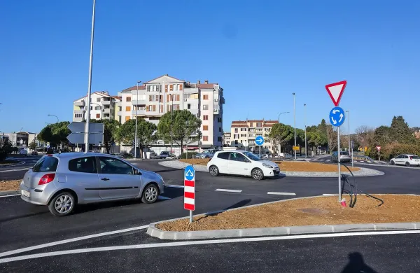 Lucijsko kroži&scaron;če čaka &scaron;e na skulpturo