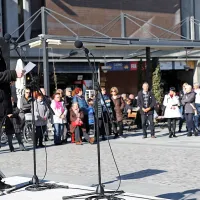 Odlična poezija in sončno vreme sta na dan zvabila veliko ljudi
