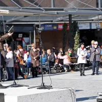 Odlična poezija in sončno vreme sta na dan zvabila veliko ljudi