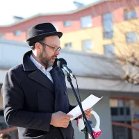 Odlična poezija in sončno vreme sta na dan zvabila veliko ljudi