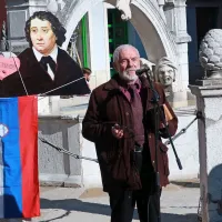 Odlična poezija in sončno vreme sta na dan zvabila veliko ljudi