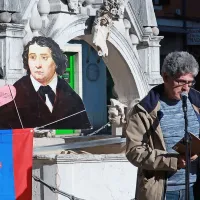 Odlična poezija in sončno vreme sta na dan zvabila veliko ljudi