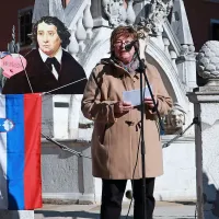 Odlična poezija in sončno vreme sta na dan zvabila veliko ljudi