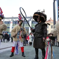 Zvonci, maske, kle&scaron;če in tudi solze