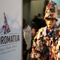 Zvonci, maske, kle&scaron;če in tudi solze
