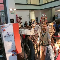 Zvonci, maske, kle&scaron;če in tudi solze