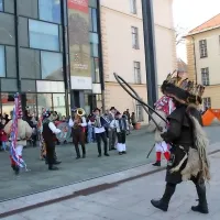 Zvonci, maske, kle&scaron;če in tudi solze