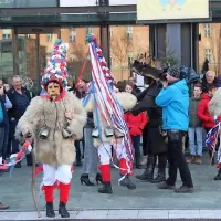 Zvonci, maske, kle&scaron;če in tudi solze