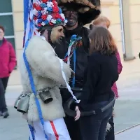 Zvonci, maske, kle&scaron;če in tudi solze