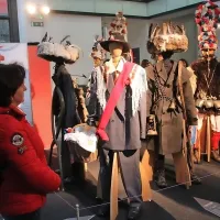 Zvonci, maske, kle&scaron;če in tudi solze