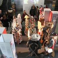 Zvonci, maske, kle&scaron;če in tudi solze