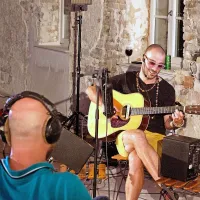 Zajemanje zvoka v en sam mikrofon je Gaber Radojevič začel 
raziskovati s svojim dolgoletnim prijateljem in sodelavcem Rudijem Bučarjem.