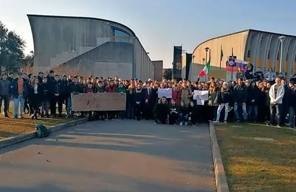 Goriški višješolski dijaki slovenskega centra in zavoda Galilei v 
Puccinijevi ulici v Gorici so danes, tik pred dnevom spomina, ob 
prihodu v šolo dočakali novo fašistično provokacijo, ki je sprožila 
stavko dijakov slovenskega licejskega in tehniškega pola.