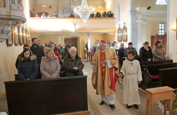 Obnovljeno notranjost cerkve sv. Krizogona v Hrušici je minulo 
nedeljo blagoslovil koprski škof msgr. Jurij Bizjak.  