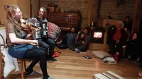 Na gosli je zaigrala Claudia Schwab  ter jodlala v družbi harmonikarja Matije Solceta in drugih.  