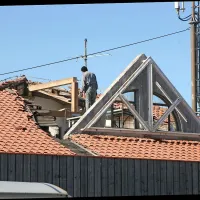 Občina dela novo streho za stari Kompas