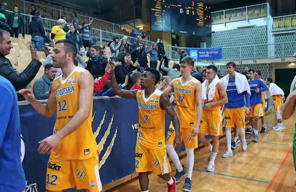 Košarkarji Sixt Primorske so v 17. krogu lige Nova KBM premagali 
Šentjur z 92:76 (28:19, 54:36, 77:52).