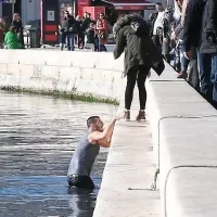 Dva sta pobegnila, eden pa se je rešil s skokom v mrzlo morje.