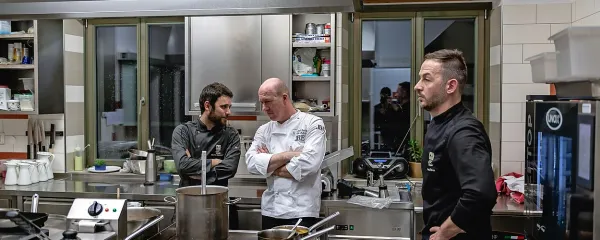 V kuhinji je Alešu Širci (desno) in Martínu Coronadu Álvarezu z nasveti priskočil na pomoč Uroš Štefelin.  