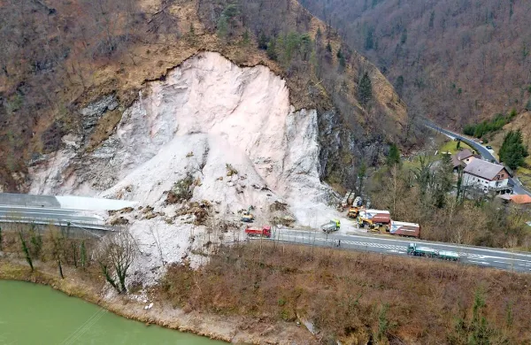 Na glavno cesto Zagorje-Trbovlje je v soboto popoldne zgrmelo od 
10.000 do 15.000 kubičnih metrov skal, zemlje in dreves ter zasulo 
približno 70 metrov ceste.