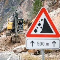 Na cesto Zagorje-Trbovlje zgrmelo za več tisoč kubičnih metrov skal, zemlje in dreves