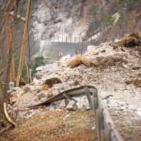 Na cesto Zagorje-Trbovlje zgrmelo za več tisoč kubičnih metrov skal, zemlje in dreves