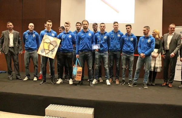 Odbojkarji Salonita Anhovo so z zmago v derbiju 15. kroga 1. DOL 
za moške proti Calcitu Volleyju poskrbeli za gnečo na drugem 
mestu prvenstvene razpredelnice. 