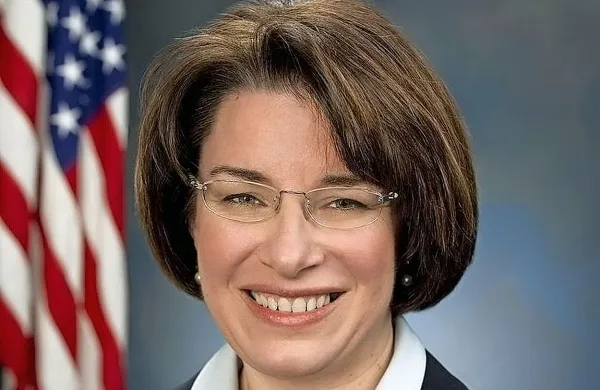 Senatorka Amy Klobuchar je hčerka nekdanjega novinarja iz 
Minneapolisa Jima Klobucharja, katerega predniki izvirajo iz Bele 
krajine.