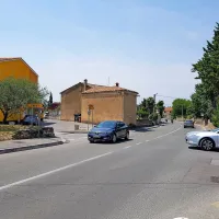 Na cesti v Pobegih je nujna ureditev krožišča na izjemno nevarnem 
in nepreglednem odcepu za Dekane in Frenkovo ulico.

