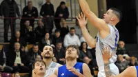 Košarkarji Plame pur (v svetlih dresih) so naredili korak proti 
končnici za napredovanje, Portorožane pa čaka še težka bitka za 
obstanek.