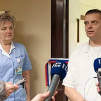 Delovanje nove aparature sta predstavila predstojnik urologije 
Tomaž Smrkolj (desno) in glavna sestra Lučka Kočevar. 