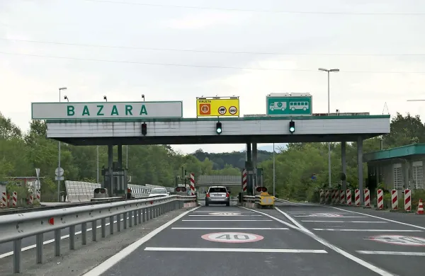 Od začetka septembra do sredine novembra naj bi v okviru prve 
etape del obnovili nekaj manj kot štiri kilometre cestišča na obeh 
polovicah hitre ceste na odseku med Vogrskim in Šempetrom pri 
Gorici. Obenem bi v tem času porušili in preuredili območje čelne 
cestnine postaje Bazara.