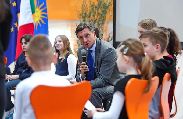 Predsednik države Borut Pahor med učenci OŠ Koper