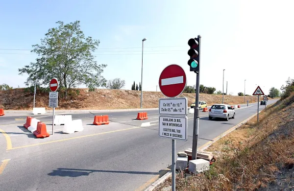Koprska občina je semafor pri bolnišnici postavila v času rekonstrukcije semedelskega nadvoza, ko se je večina voznikov iz 
smeri Pirana in Izole v Koper peljala čez Markovec.
