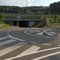 Tudi hitrostne ovire na kolesarski stezi in pešpoti v podvozu pod 
hitro cesto v Semedeli so postale preteklost.