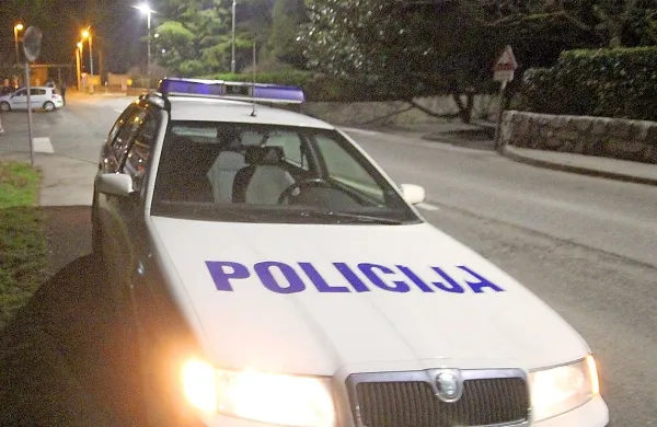Policijsko posredovanje zaradi vožnje pod vplivom alkohola se je 
v vasi na Bistriškem končalo za napadom na policista in policistko. 