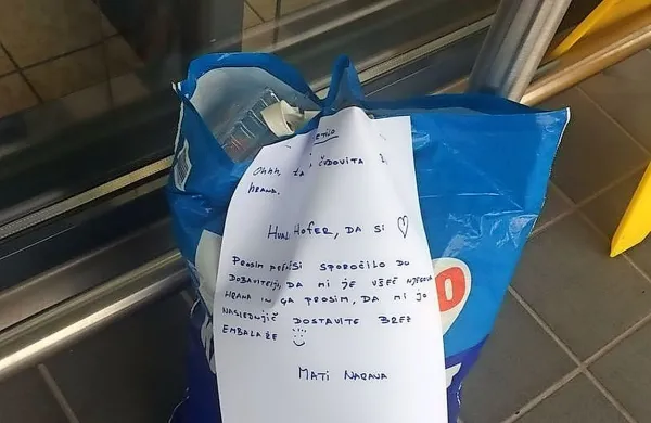 Vrečko s prazno embalažo, ki jo pustijo pred trgovino, aktivisti 
Centra obilja pospremijo s prijaznim sporočilom Matere Narave, ki 
trgovcu pohvali kupljeno hrano in ga hkrati prosi, naj obvesti 
dobavitelja, naj naslednjič izdelek dostavi brez embalaže.