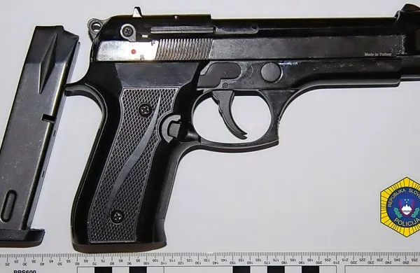 Med hišnimi preiskavami so gorenjski kriminalisti zasegli tudi 
pištolo beretta.